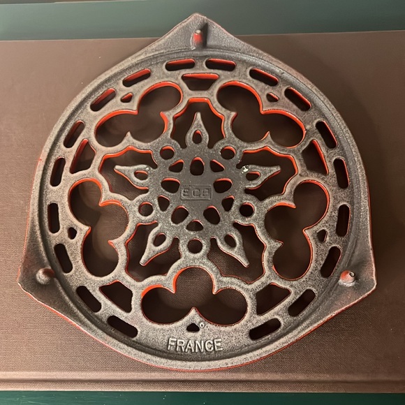 Le Creuset France Cerise Red Enameled Cast Iron Deluxe Round 8'' Trivet - Picture 6 of 8